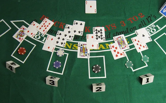 Kaarten en fiches op een blackjacktafel