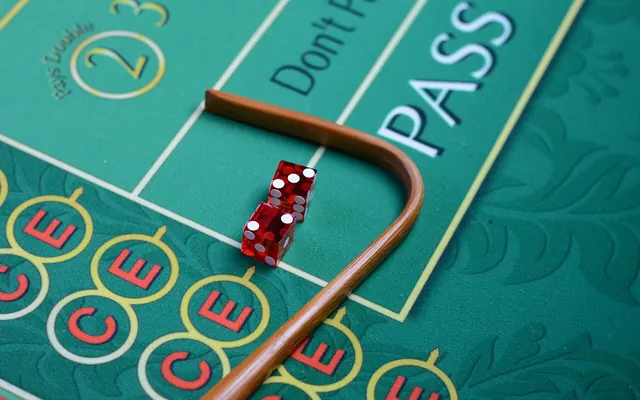 Croupierstok en dobbelstenen op een crapstafel