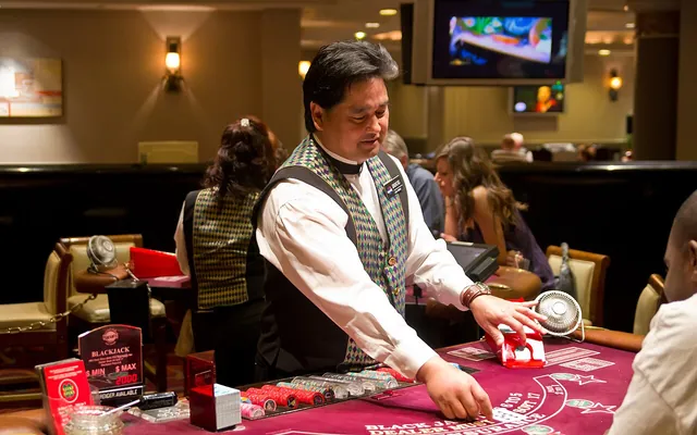 Croupier aan een speltafel in een casino
